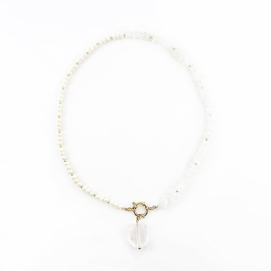 Collar con Perlas y Dije de Cristal Transparente