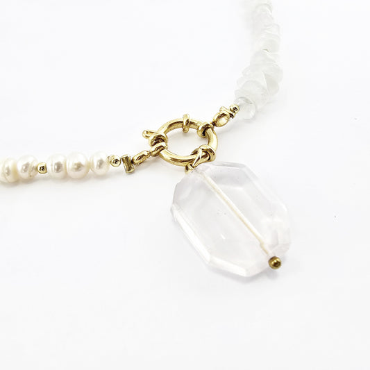 Collar con Perlas y Dije de Cristal Transparente