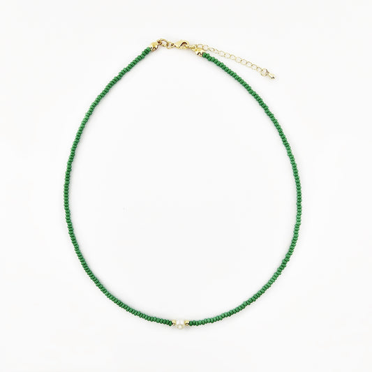 Collar de Mostacilla Checa con Perla y Detalles Dorados