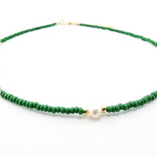 Collar de Mostacilla Checa con Perla y Detalles Dorados