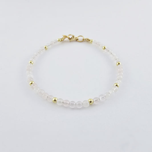 Pulsera de Cuarzo Rosa con Detalles Bañados en Oro