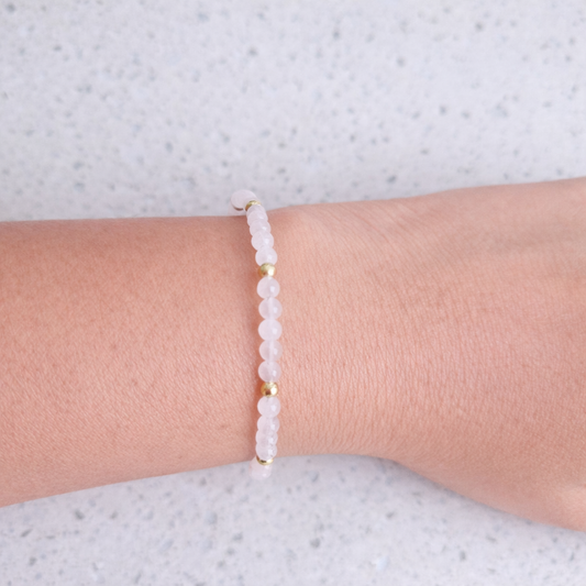 Pulsera de Cuarzo Rosa con Detalles Bañados en Oro